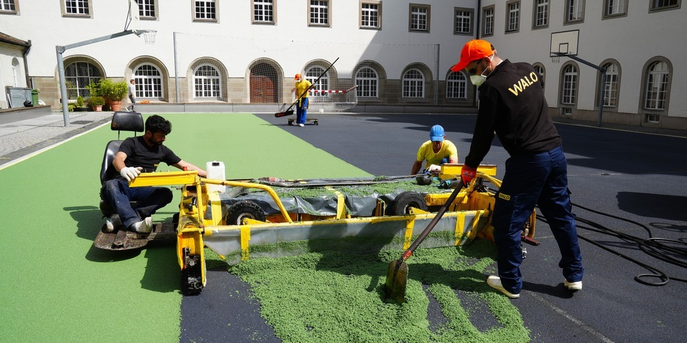 Sechs Mann waren im Einsatz, um den Sportplatz im Stiftsbezirk-Innenhof zu erneuern.