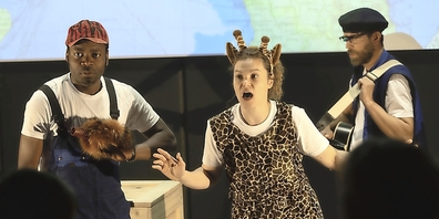 Mira Frehner verkörpert die Giraffendame Arusha im Theaterstück «Giraffenblues».