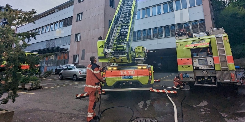 Die Berufsfeuerwehr startete sofort mit der Evakuation der Personen im Gebäude und der Erkundung der Situation vor Ort.