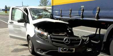 Der Lenker des Kleinbusses musste mit der Bergeschere befreit werden