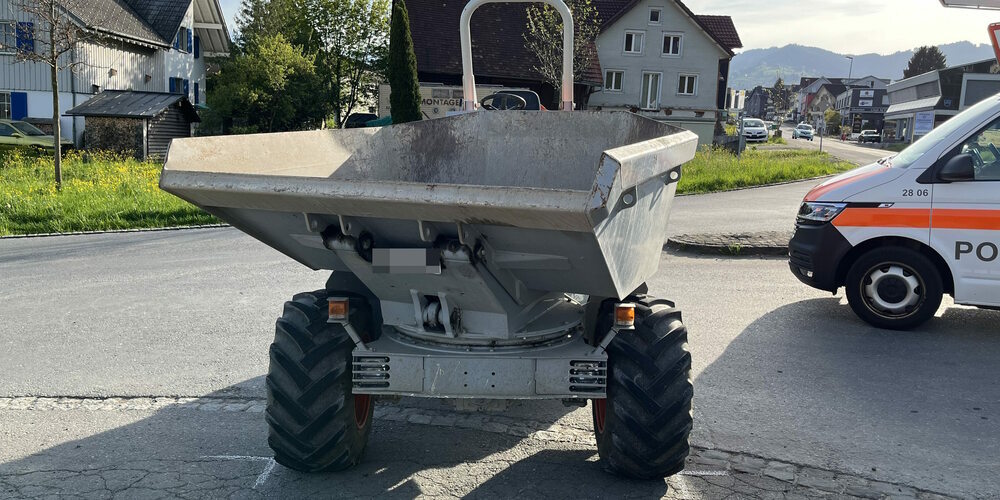 Der Dumperfahrer wurde unbestimmt verletzt.