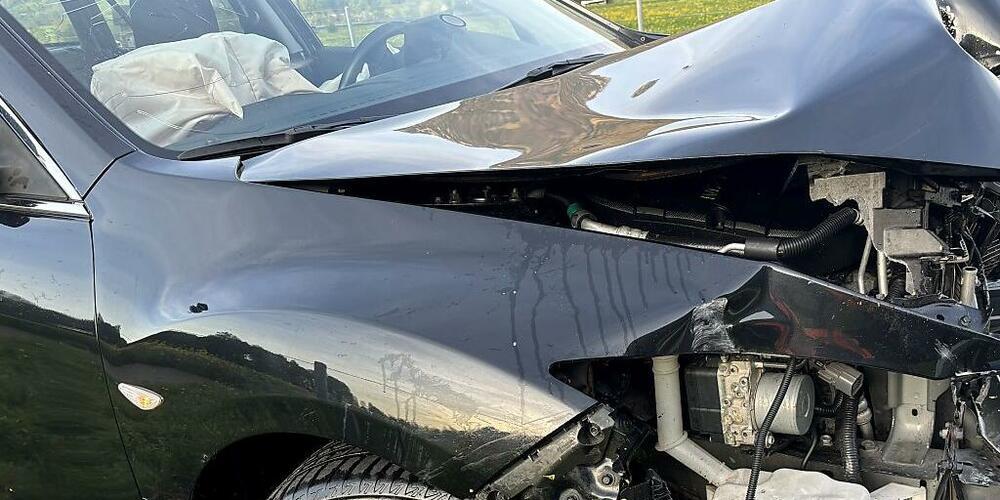 Bei einem Verkehrsunfall in Bilten blieb der Fahrer unverletzt, das Auto erlitt jedoch Totalschaden.