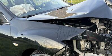 Bei einem Verkehrsunfall in Bilten blieb der Fahrer unverletzt, das Auto erlitt jedoch Totalschaden.