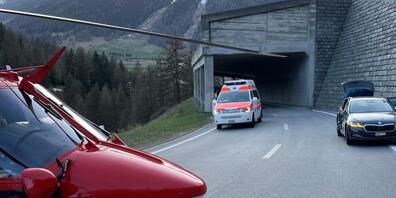 Der verunfallte Töfffahrer rutschte über die Strasse bis in die Galerie hinein. Er wurde schwer verletzt.