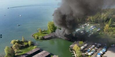 Viel Zerstörung nach dem Brand im Hafen von Lachen, Schwyz, aber keine Verletzten.
