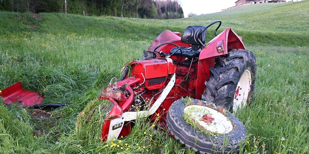Der Traktor wurde beim Unfall massiv beschädigt.