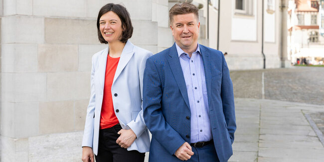 So sehen Sieger aus: Bettina Surber (SP) und Christof Hartmann (SVP) ziehen in die St.Galler Regierung ein.