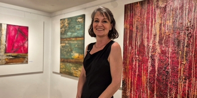 Sabine Schier-Schröder freut sich über die gelungene Vernissage in der Galerie Museum Amden.