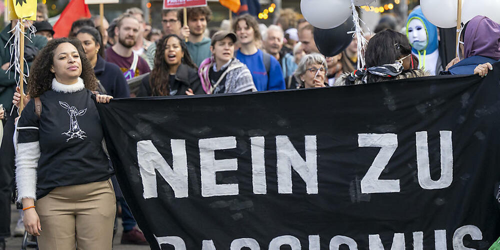 Der Zürcher Kantonsrat fordert vom Regierungsrat einen Massnahmenplan gegen Rassismus. (Symbolbild)