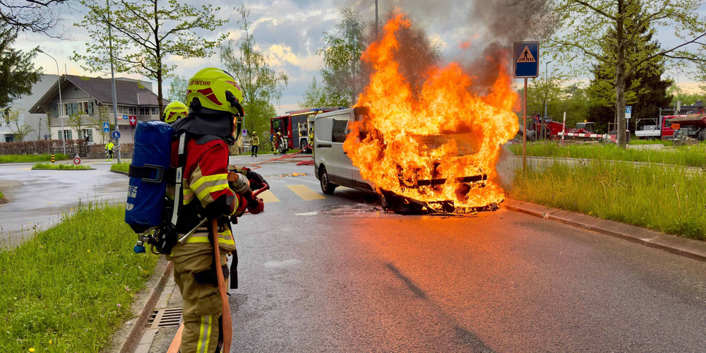 Der Fahrer bemerkte während der Fahrt Rauch und schon begann der Lieferwagen zu brennen – verletzt wurde niemand. 