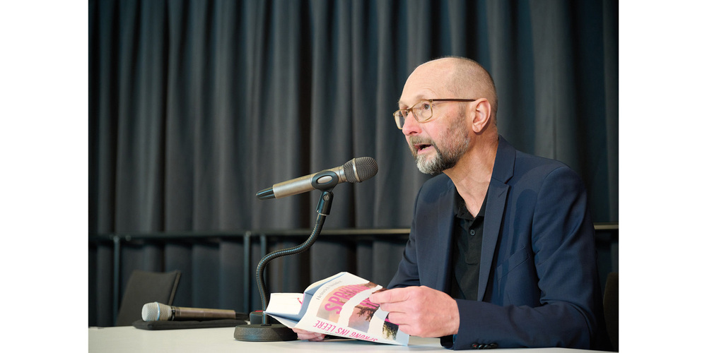 Heinrich Steinfest stellte seinen neuen Roman «Sprung ins Leere» beim diesjährigen Sonntagsfrühstück in der Stadthalle Singen vor. 