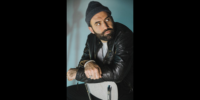 «Ich habe alle meine Songs mit dem Handy aufgenommen. Zwar ist das nicht so romantisch wie das zerfledderte, vollgekritzelte Notizbuch, aberdie Realität ist, dass ich mit Handy und Laptop schreibe», sagt Jack Zhoul im Interview.