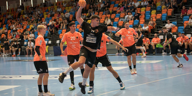 Zu Situationen wie diesen wird es kommende Saison häufiger kommen: Gregor Rilak wechselt von den Kadetten Espoirs in die NLA zu St. Otmar St. Gallen. 