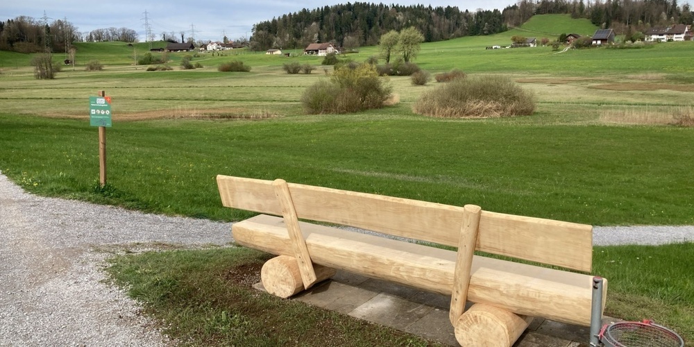 Die neue Sitzbank am Standort Hüsliriet in Bubikon.
