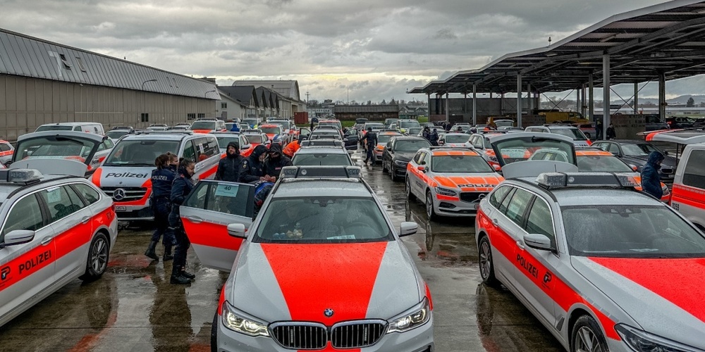 Polizeifahrzeuge aus verschiedenen Kantonen trafen sich auf dem Flugplatz Dübendorf.