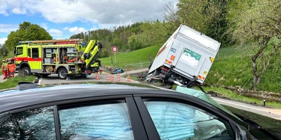 Nach der Kollision landete der Lastwagen im Bachbett.
