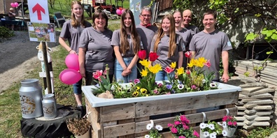 Der letzte Anlass des Linth-Tour Programms 2023/24 zeigte auf, wie sich das Leben zwischen Wellengang und Weinreben bei der Familie Hardegger abspielt. Foto: Familie Hardegger mit Helferteam.