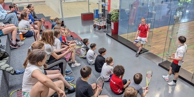 Die Veranstaltung «Squash-Stars in der Schule» steht im Zusammenhang mit den Squash Team Europameisterschaften., welche vom 1. bis 4. Mai 2024 in Uster stattfinden.