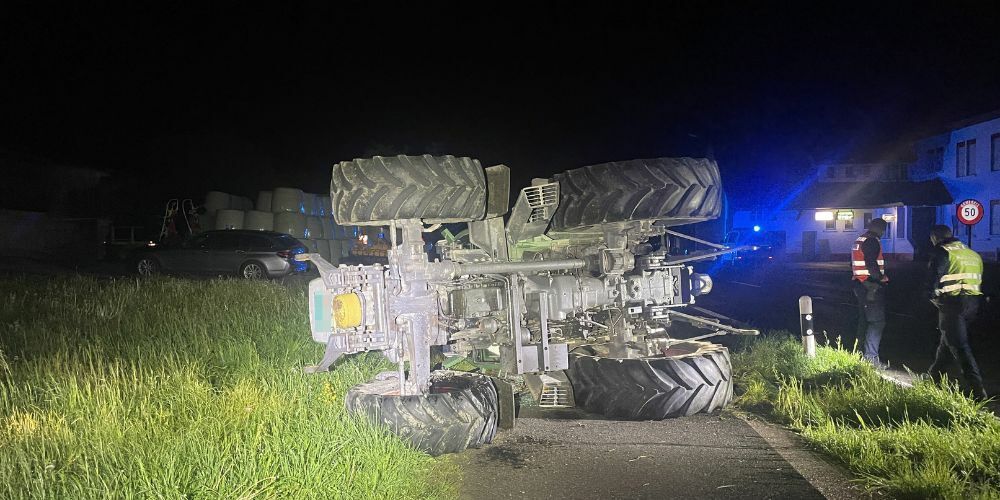 Der Traktor liegt auf der Seite nach einem Unfall, bei dem ein betrunkenes Jugendlicher in Zetzwil die Kontrolle verlor.