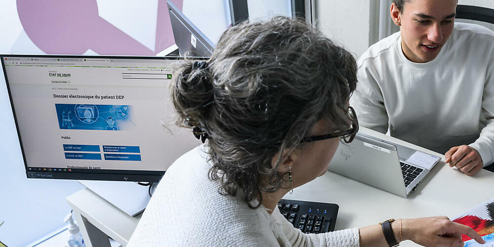 Wer bei der Eröffnung des elektronischen Patientendossiers Hilfe benötigt, kann einen Termin bei der Eröffnungsstelle in Luzern machen. Auf dem Bild zu sehen eine Eröffnungsstelle in Lausanne. (Symbolbild)