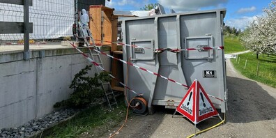 Bei der Übung kam eine Mulde zum Einsatz, die für die Tötung der Legehennen mit Kohlendioxid-Gas gefüllt wurde.
