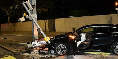 Eine 21-jährige Autofahrerin in Chur wollte in der Nacht auf Donnerstag vor der Polizei flüchten - und ist dabei in eine Ampel gekracht. Die Fahrerin blieb unverletzt, den Führerausweis ist sie allerdings los.