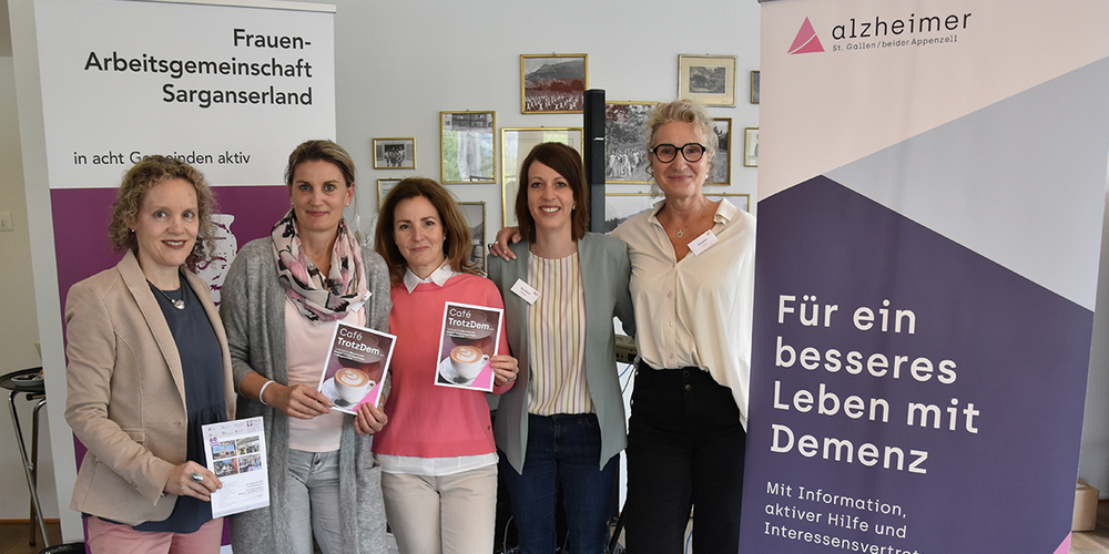 Sie engagieren sich leidenschaftlich für Menschen mit Demenz: Monika Grünenfelder (Präsidentin Fags), Cornelia Jäger (Leiterin Café Trotzdem Sarganserland), Regula Kündig (Geschäftsleiterin Alzheimer St. Gallen/beider Appenzell), Barbara Pfiffner (Sozialberaterin Pro Senectute Sarganserland-Werdenberg) und Claudia Murk (Pflegefachfrau Psychiatrie St. Gallen, von links). 