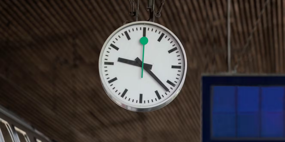 Unter dem Motto «ein Tick grüner» zeigt die SBB ihr Nachhaltigkeitsengagement auf, so mit grünen Sekundenzeigern an je einer Uhr in den Bahnhöfen Zürich, Lausanne und Bellinzona.