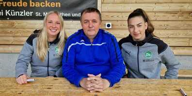FC St.Margrethen Präsident Fredi Britt umrahmt von den FCSG-Spielerinnen Franziska Gaus (links) und Stephanie Brecht. 