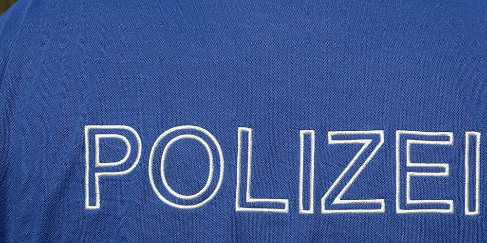 Ein Mann ist am Donnerstagabend in Eschen FL mit einem Messer auf zwei Polizisten losgegangen. Anschliessend verschanzte er sich laut Polizei in seiner Wohnung, wo er später überwältigt werden konnte. (Symbolbild)