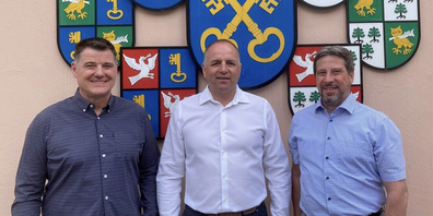 Präsentiert «seine» Kandidaten: Ortsparteipräsident Urs Häfliger (Mitte) mit Gemeinderat Reto Killias (links) und Schulratspräsident Thomas Good.