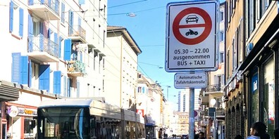 Wer an der Zürcher Langstrasse dieses Fahrverbot missachtet, wird geblitzt. Kosten: 100 Franken.