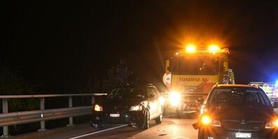 Der Autodieb krachte in der Dunkelheit in einen anderen Wagen, der bei Trin GR an einer Baustellenampel stand.
