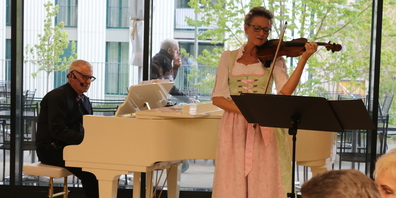 Das Duo Musica Arte Vienna bei seinem Auftritt im Tertianum Rosenau in Bazenheid.