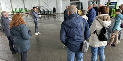 Rhema-Messeleiter Michael Dietrich führte die Gruppe von Nachbarn und Anstössern der Allmend in Altstätten durch die Messestadt und gewährte so einen Blick hinter die Kulis-sen.