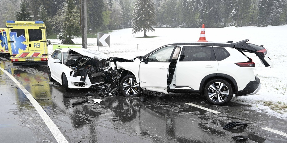 Am Sonntag (21.4.2024), kurz nach 11:30 Uhr, kam es auf der Rapperswilerstrasse in Gebertingen zu einer Frontalkollision zwischen zwei Autos.