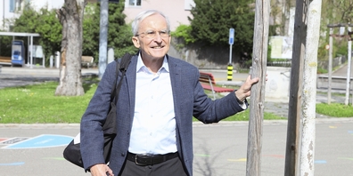 Balz Bürgisser bei der ehemaligen Wendeschlaufe des 31er-Trolleybusses. Dank seiner Initiative wurde daraus ein Quartierpark.