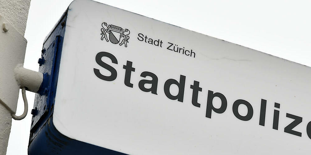 Laut der Zürcher Stadtpolizei haben drei unbekannte Männer in der Nacht auf Montag einen Kiosk im Kreis 2 überfallen. Die Täter konnten flüchten. (Symbolbild)