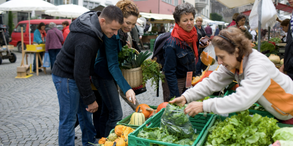 Von März bis November 2024 gibt's freitags  auf dem Hauptplatz Rapperswil wieder frische Produkte zu kaufen.