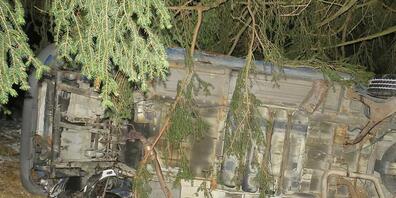 Das unbesetzte Auto kam nach einigen Überschlägen erst an einer Mauer zum Stillstand.