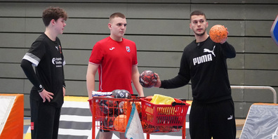 Das erste Schaffhauser Handballcamp nur für Torhüter: In den Sommerferien kann der Nachwuchs eine Woche lang mit Kadetten-Goalie Kristian Pilipović trainieren (r.). 
