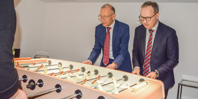 Spontanes Mätschli gefällig? VR-Präsident Hannes Germann (l.) und «Interims-CEO» Christoph Singer fordern die Medien zu einem Duell heraus.