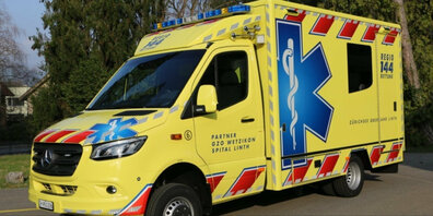 Der Verletzte musste mit dem Krankenwagen ins Spital gebracht werden. (Symbolbild) 