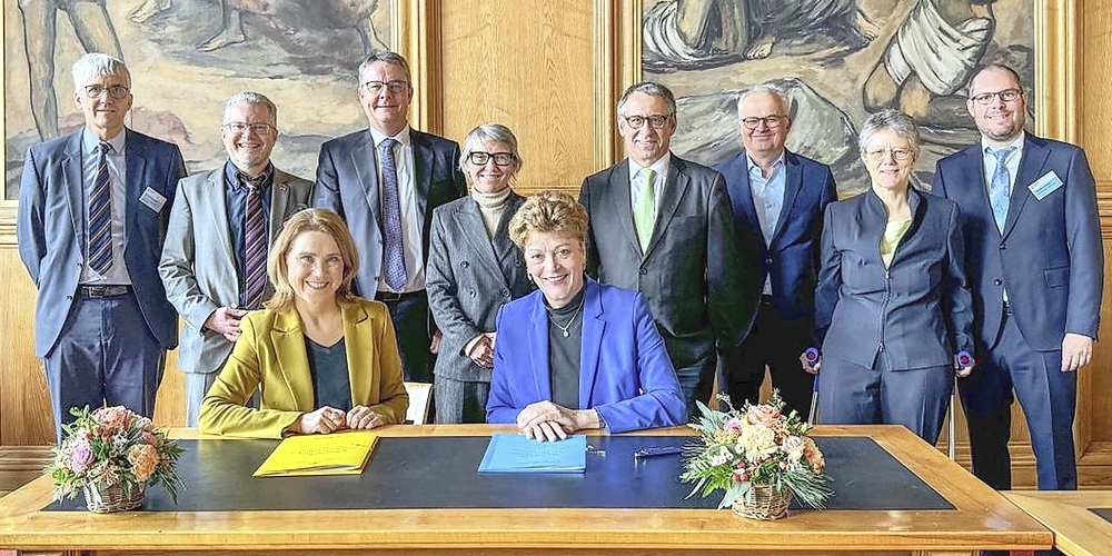 Nach der Unterzeichnung (v. l.): Ministerin Petra Olschowski und Regierungsrätin und Bildungsdirektorin Silvia Steiner (sitzend).