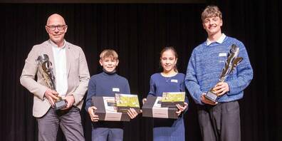 Die Geehrten v.l.: Mike Leuenberger (Vater der abwesenden Julie Leuenberger), die Newcomer Aurel Niederer und Ronja Tobler sowie der Sportschüler des Jahres, Manuel Gerber.