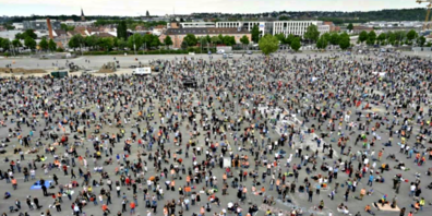 In der Schweiz und in Deutschland (Foto: Demo in Stuttgart) fanden in den letzten Tagen diverse Demonstrationen gegen die Corona-Auflagen statt.