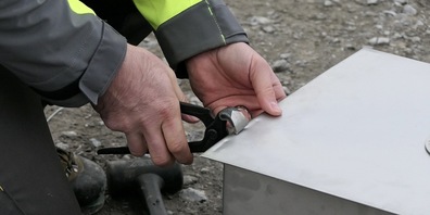 Die «Zeitkapsel» wird fachmännisch verschlossen