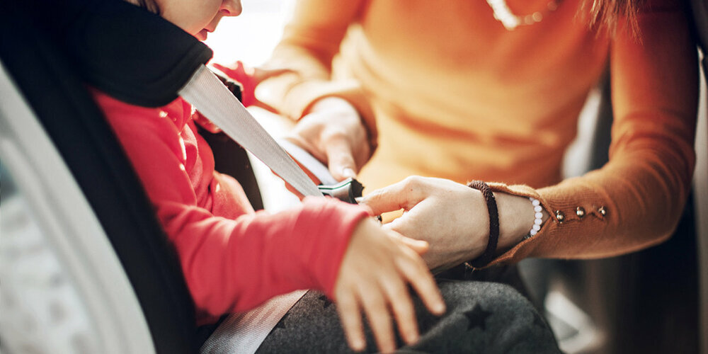 Eine neue Erhebung der BFU in Zusammenarbeit mit dem TCS zeigt, dass bei jedem zweiten Kind der Kindersitz im Auto falsch genutzt wird. 
