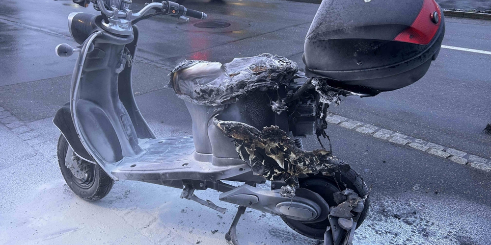 Der Elektroroller ging in Flammen auf.
