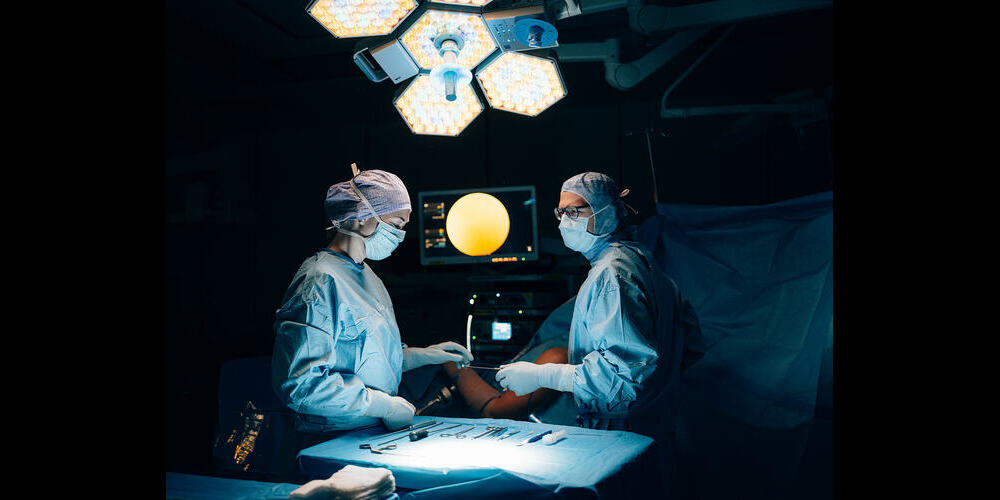 In der Zukunft könnten Roboter bei Operationen von Schlaganfallpatienten zum Einsatz kommen.